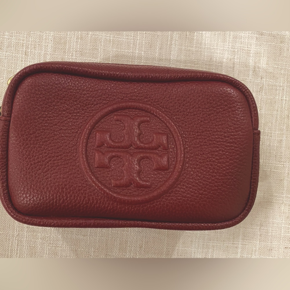 Brand new Tory Burch purse with protectable pouch.